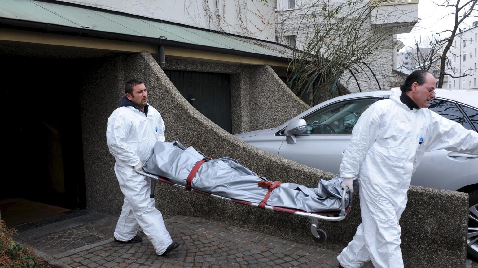 «Sono un vigliacco, scusate» spara alla moglie e si uccide