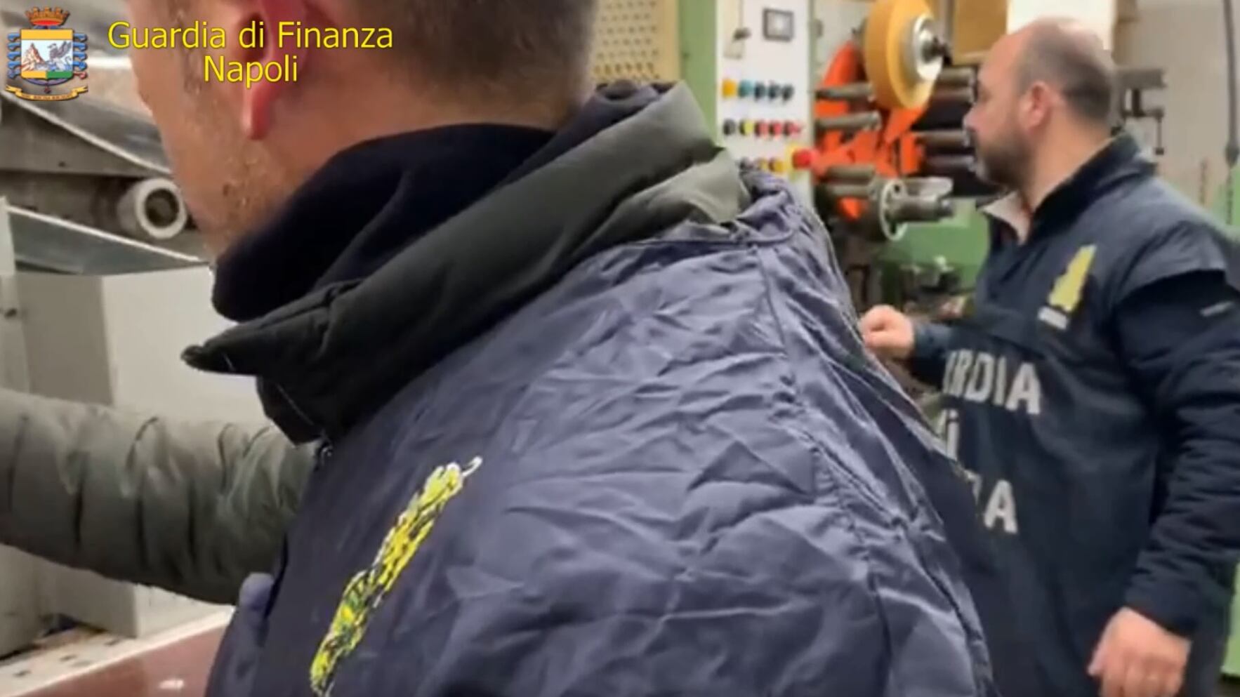 Produzione illecita di sigarette: arrestati otto immigrati