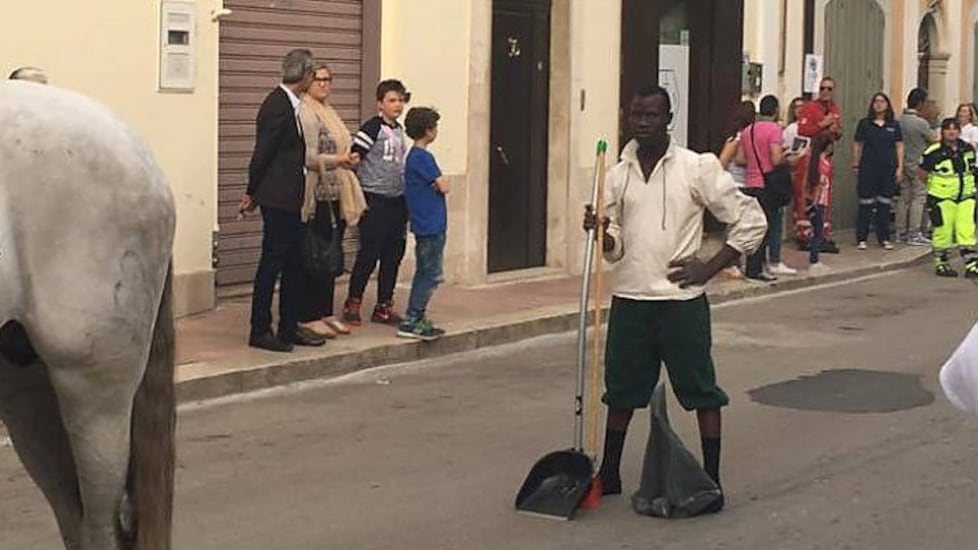 Comune rosso in festa invita i profughi solo a pulire lo sterco