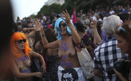 In Argentina è il "tetazo", per diffondere il topless 16