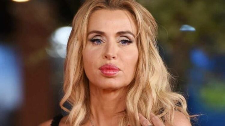 Valeria Marini: "Caduta in depressione, pensavo..."