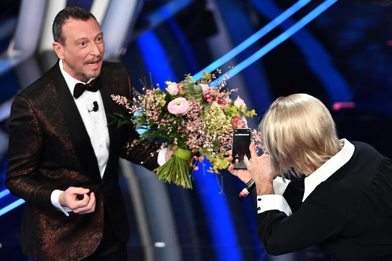 Sanremo, Fiorello imita la De Filippi 8