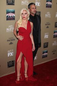 Lady Gaga, spacco mozzafiato e baci al fidanzato sul red carpet 67