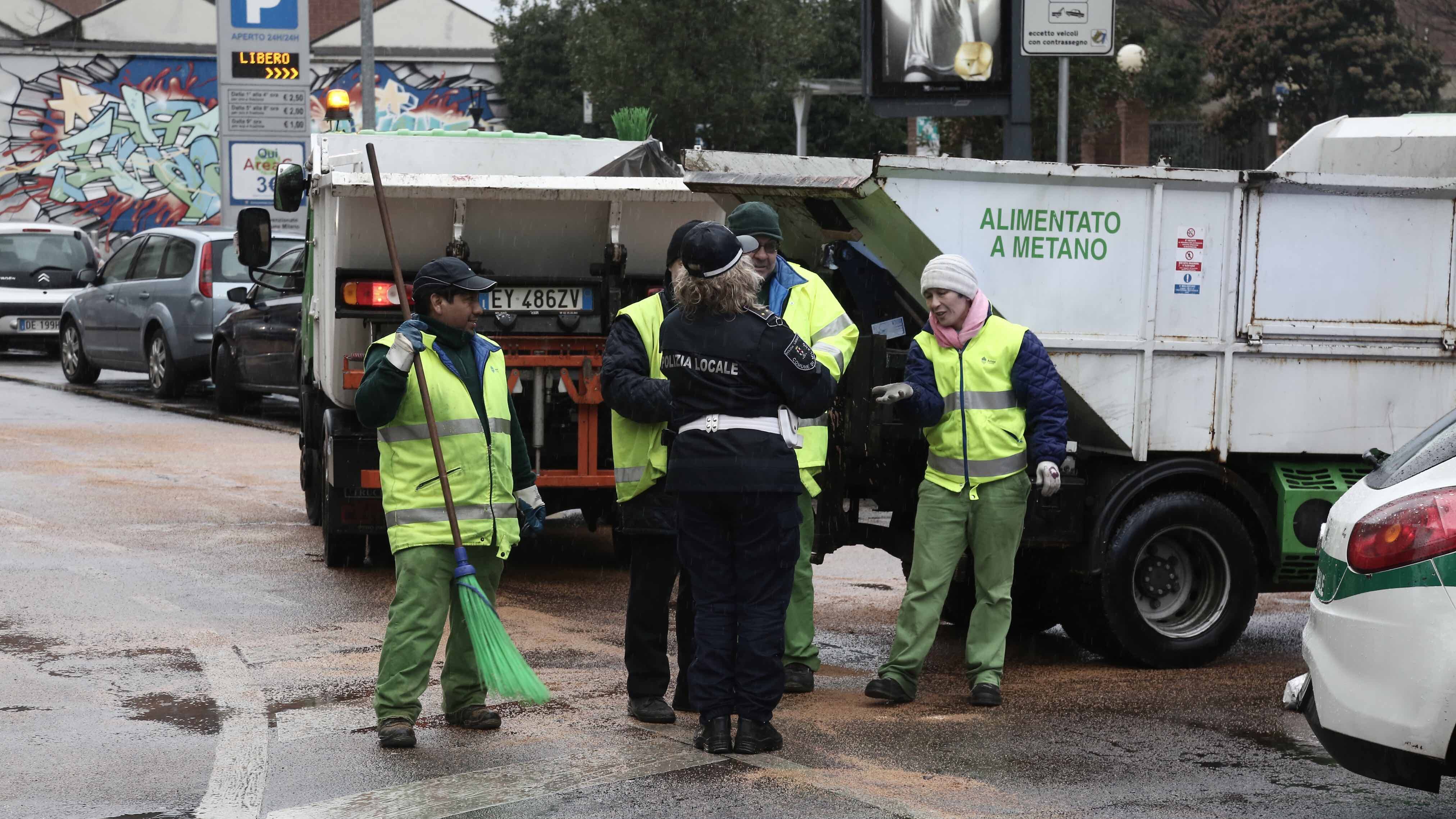Reggio Calabria è travolta dai rifiuti e i netturbini fanno in massa gli scrutatori