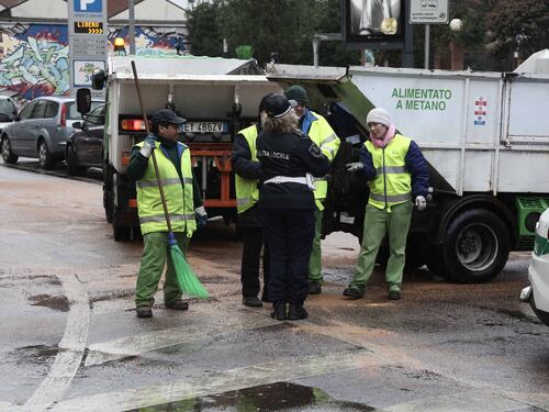 Reggio Calabria è travolta dai rifiuti e i netturbini fanno in massa gli scrutatori