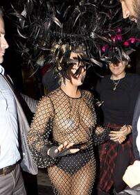Lady Gaga: hot e con copricapezzoli d'argento a Londra 2