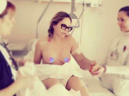 Naike Rivelli pubblica una foto osé della madre all'ospedale. Scatta l'ira degli utenti