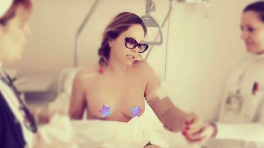 Naike Rivelli pubblica una foto osé della madre all'ospedale. Scatta l'ira degli utenti