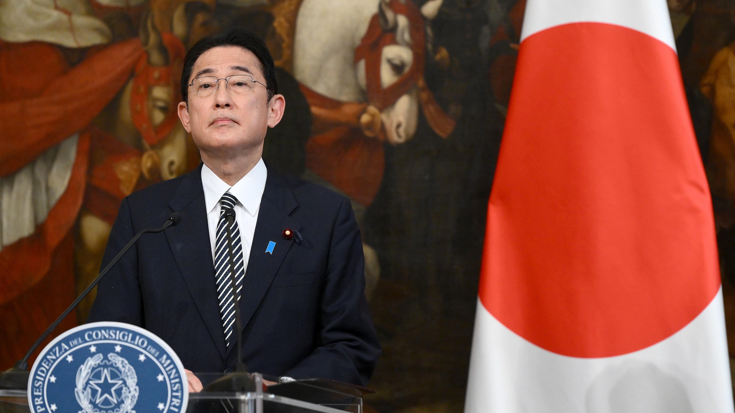 “Foto irrispettose”. Si dimette il figlio del premier giapponese Kishida