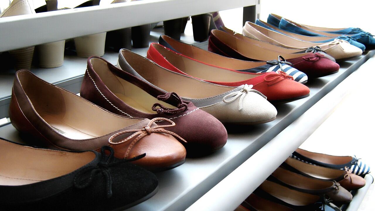 Tendenze scarpe primavera 2025, dalle ballerine alle sneakers da boxe