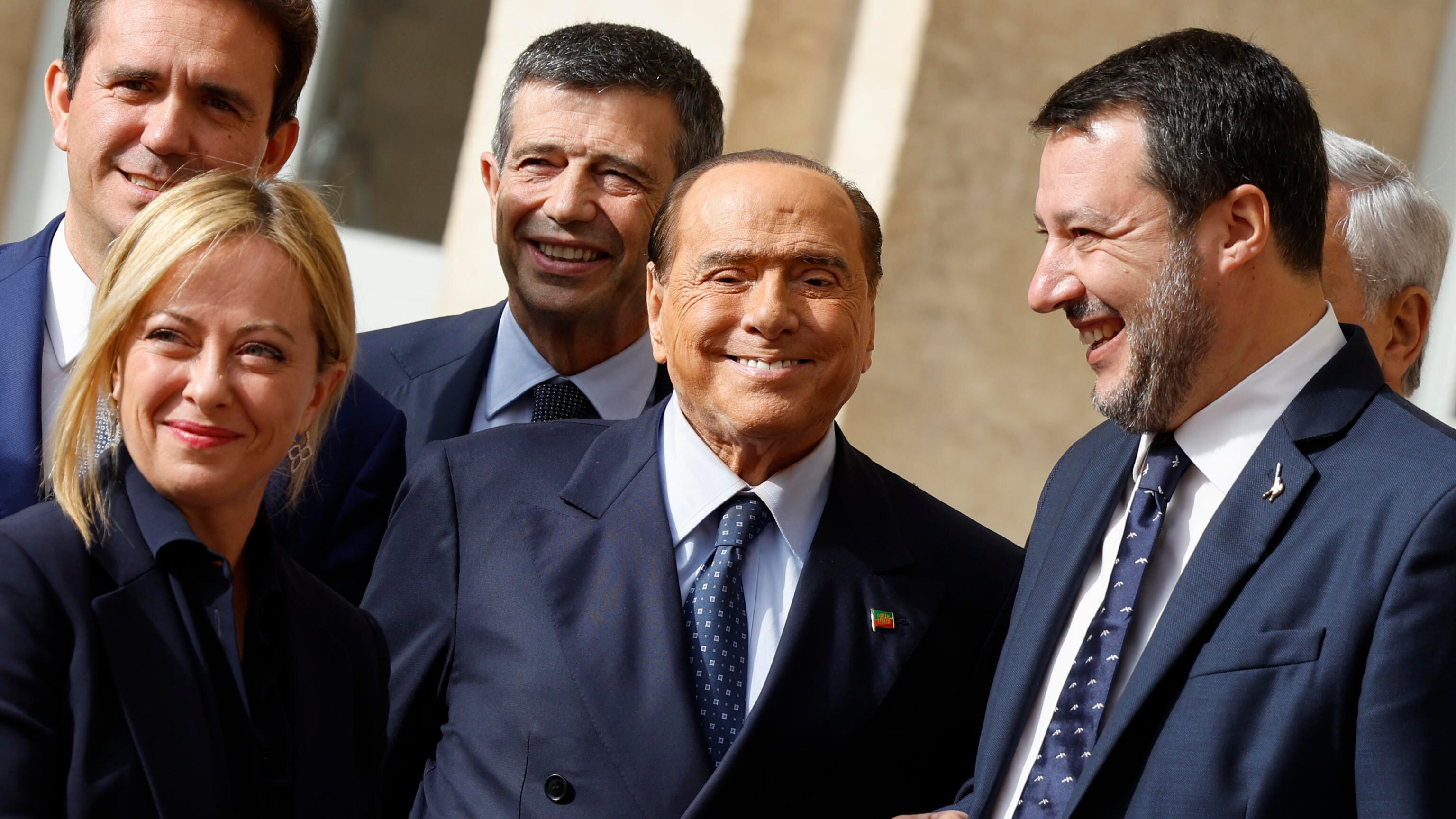 La lettera di Meloni per il Cav: "Hanno provato a sconfiggerlo ma lui ha vinto"