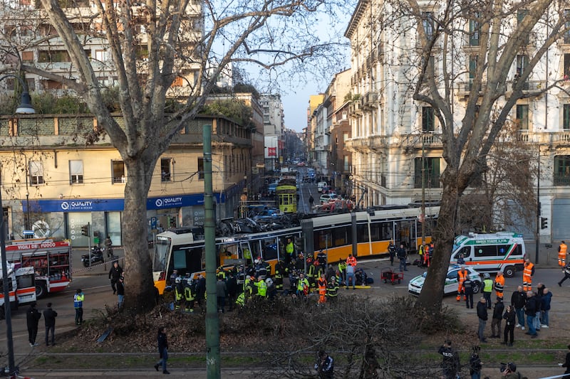 Tram deragliato, le foto dei feriti 11