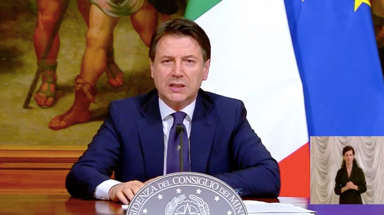 "Mantenere le distanze sociali": Conte decide di non decidere