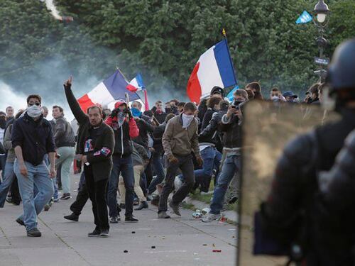 Parigi, tensioni e scontri alla prima manifestazione contro Macron