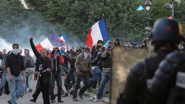 Parigi, tensioni e scontri alla prima manifestazione contro Macron