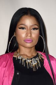 Nicki Minaj fuori di seno alla Paris Fashion Week 32