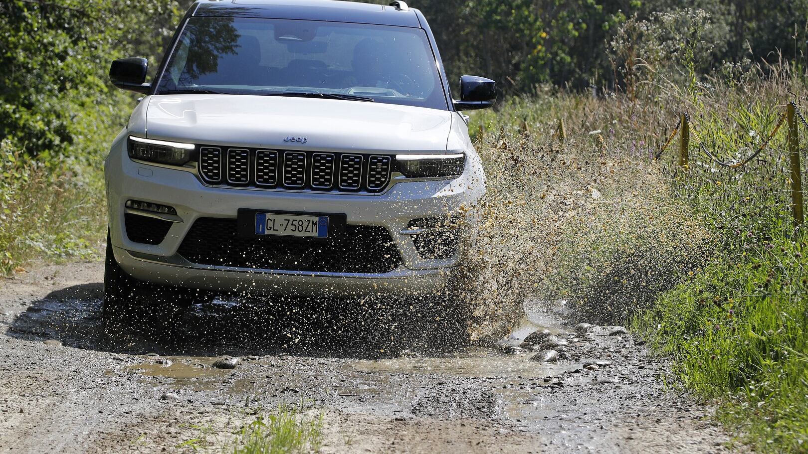 Jeep Grand Cherokee 4xe: SUV comodo ma mostro in offroad. Prova su strada