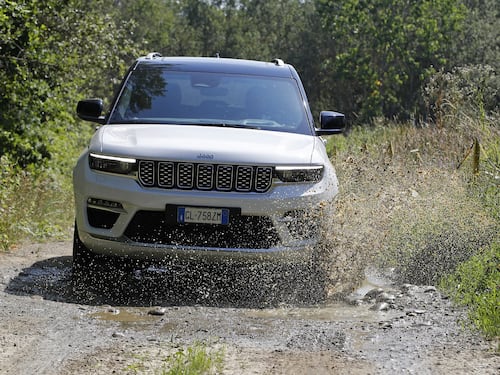 Jeep Grand Cherokee 4xe: SUV comodo ma mostro in offroad. Prova su strada