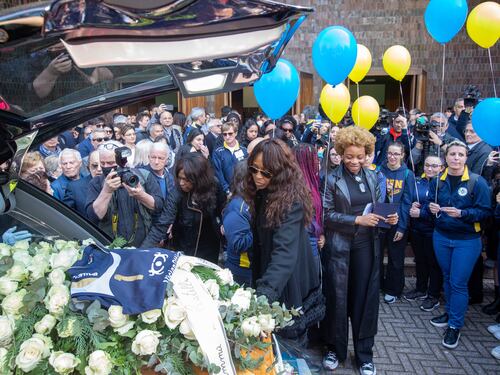 L'ultimo saluto a Julia Ituma: le lacrime, i palloncini colorati e quell'enigma incomprensibile