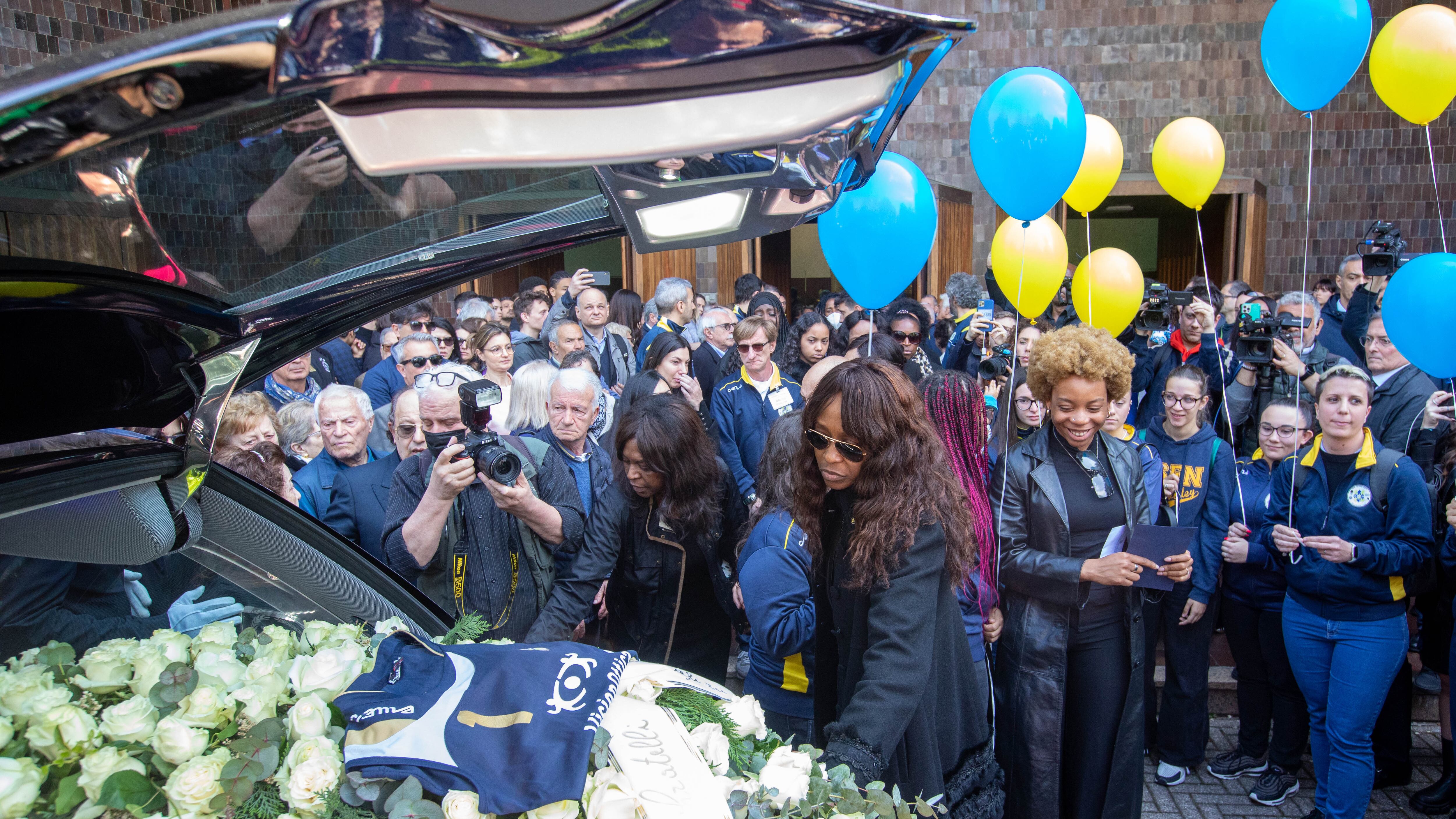 L'ultimo saluto a Julia Ituma: le lacrime, i palloncini colorati e quell'enigma incomprensibile