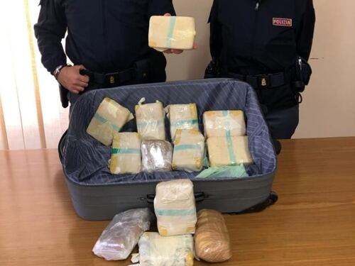 Tre cellulari e 7 chili di eroina in salotto: arrestata