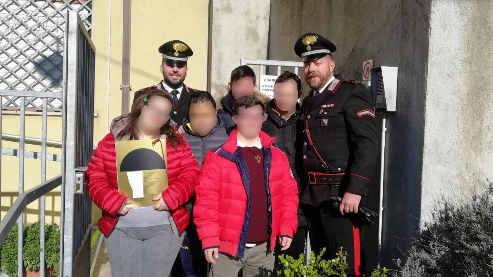 Vibo Valentia, ragazzi down insultati al ristorante: i carabinieri li invitano e regalano loro il calendario