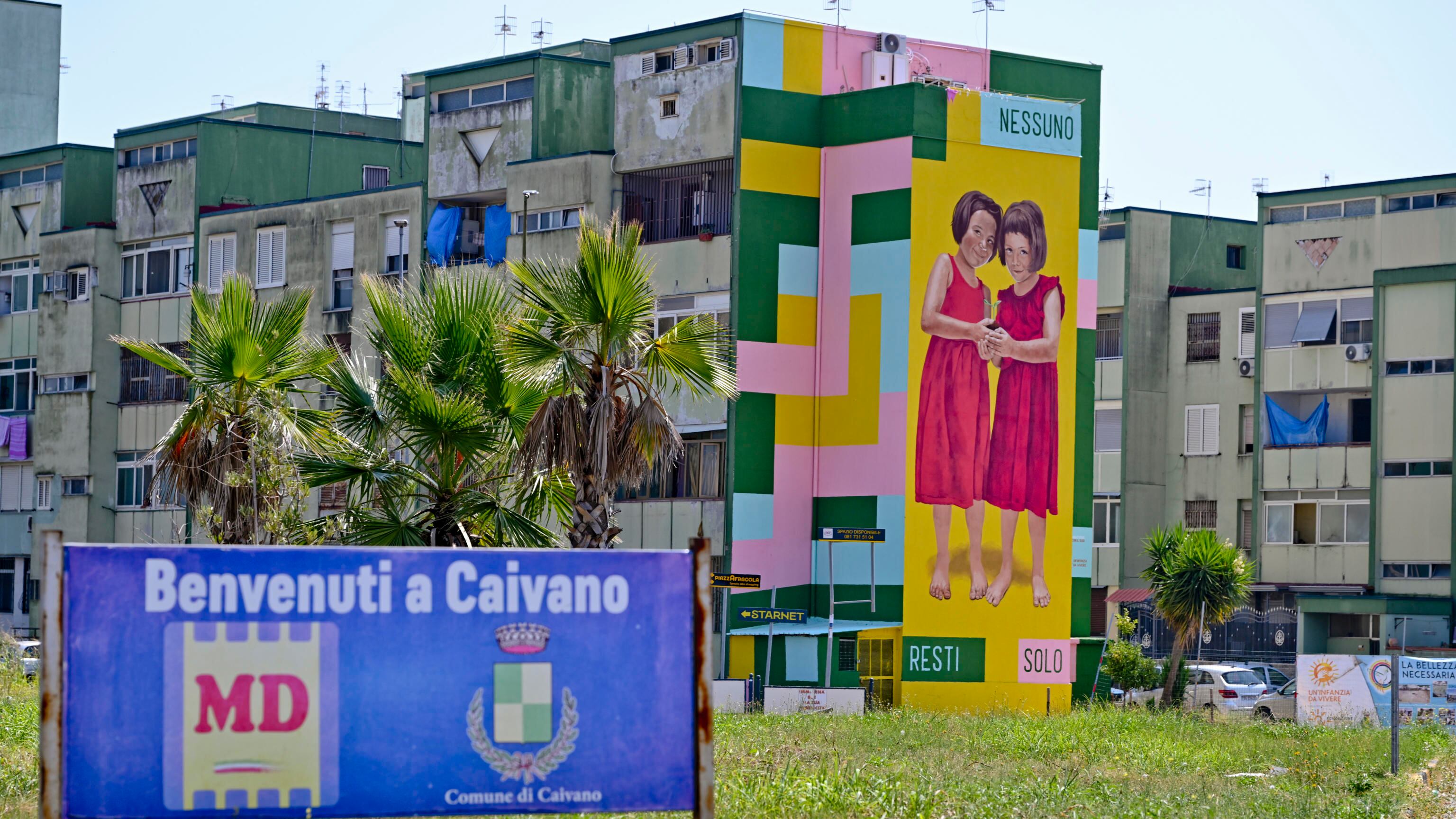 Gli abusi nel "vico dei tossici" e lo stupro in videochiamata: l'orrore di Caivano
