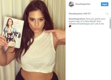 Ashley Graham sexy con gli occhiali 7