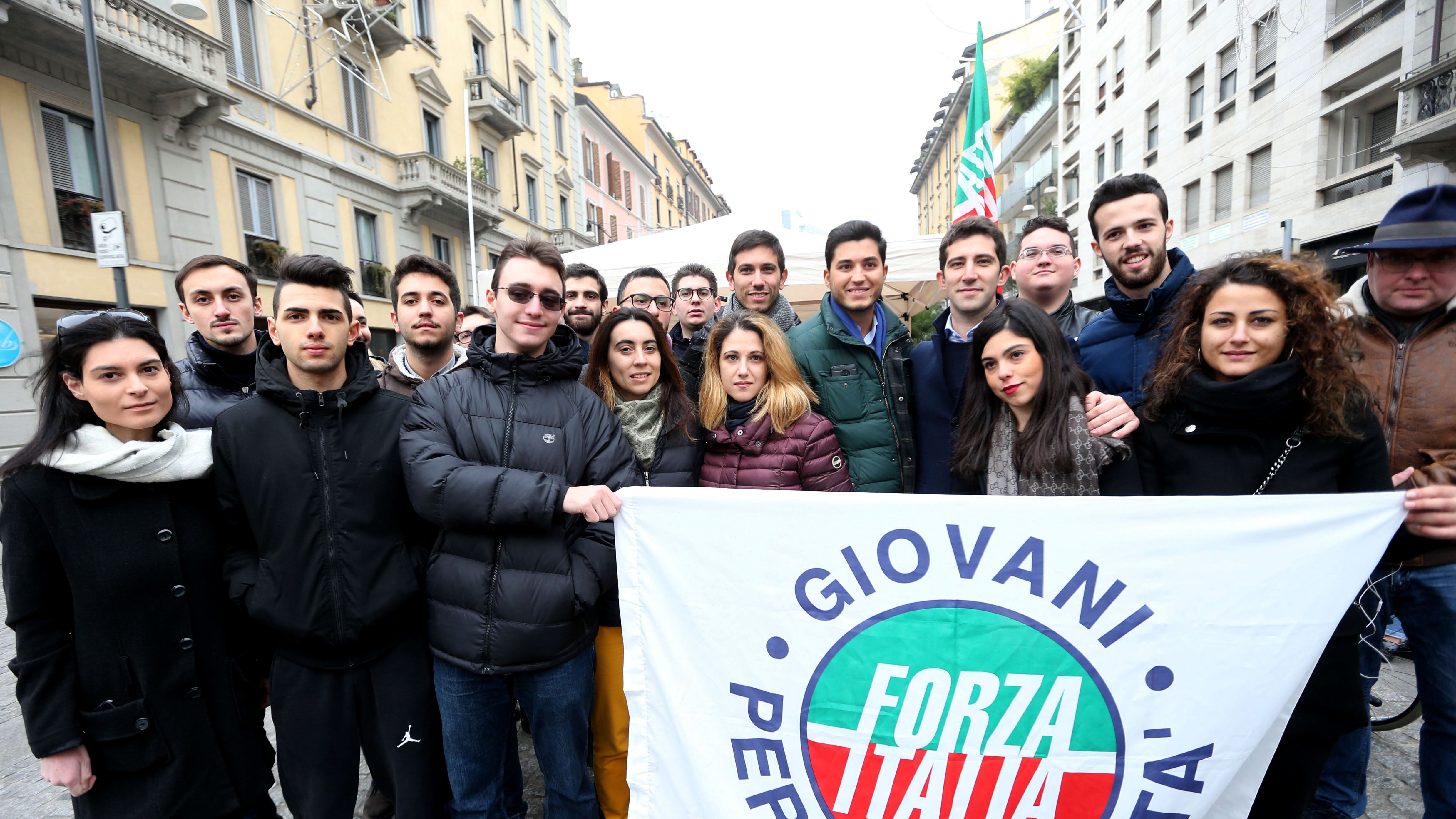 Giovani Fi raccolgono mille firme contro la stangata sul biglietto Atm