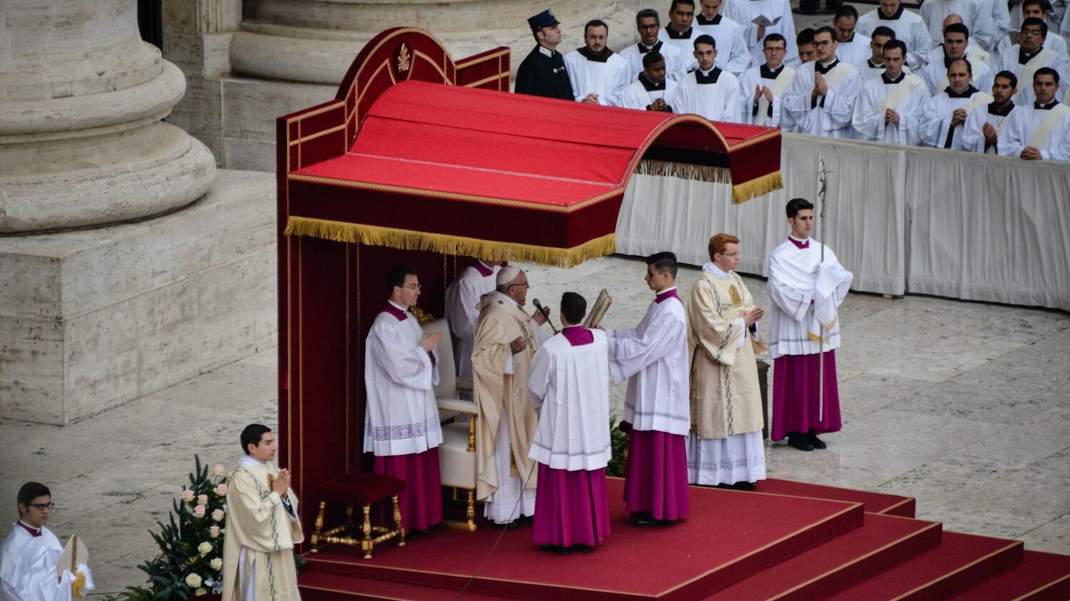 Francesco apre la Porta Santa: è il miracolo della misericordia