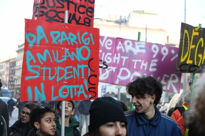Gli studenti in corteo a Milano: alcuni indossano gilet gialli 6