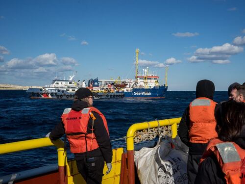 Migranti, il vicesindaco di Napoli esulta: "Finalmente mediazione e solidarietà hanno prevalso"