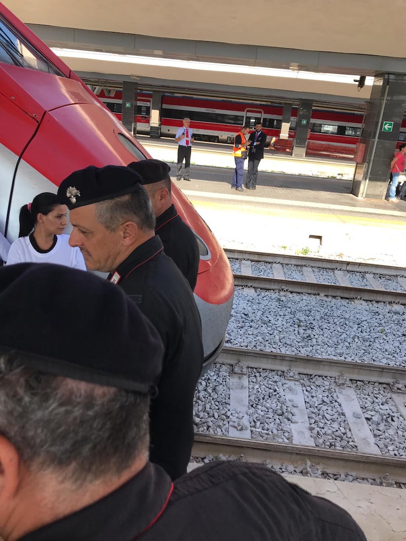 La stazione di Napoli ostaggio dei familiari degli italiani scomparsi in Messico 1