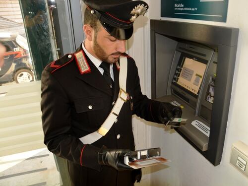 Shopping natalizio, clonavano carte di credito ai bancomat del centro
