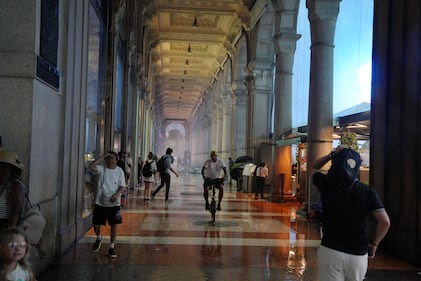 Maltempo su Milano, temporale e grandine in città 2