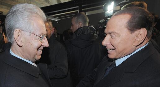 Stretta di mano tra Berlusconi e Monti 2