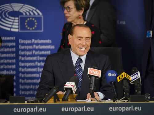 Berlusconi: "Noi unico argine al M5s"