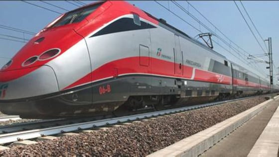 Napoli, perdono il treno dopo annuncio-beffa: "Parte in ritardo"