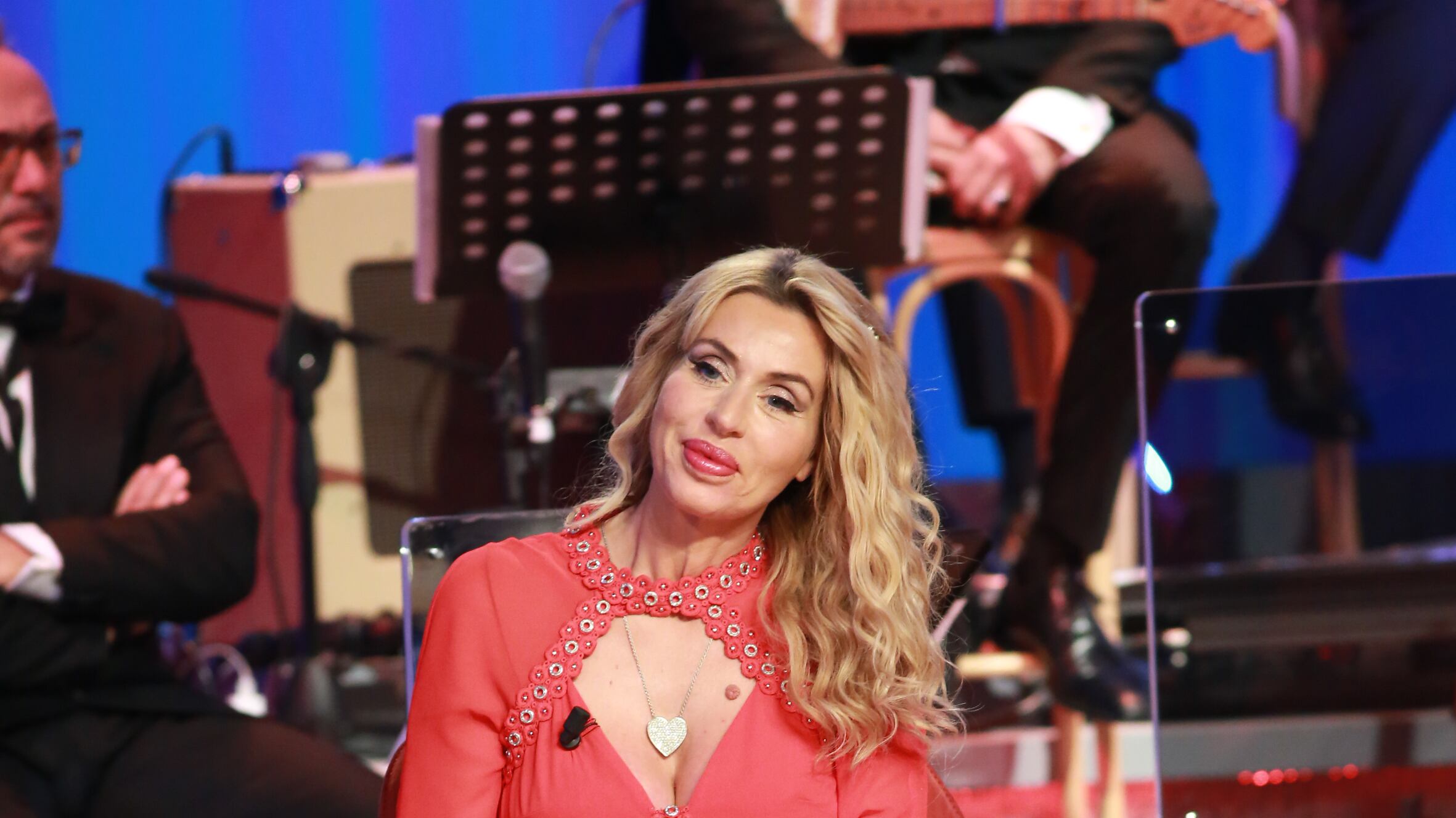 Dieci dive contro "Amici"