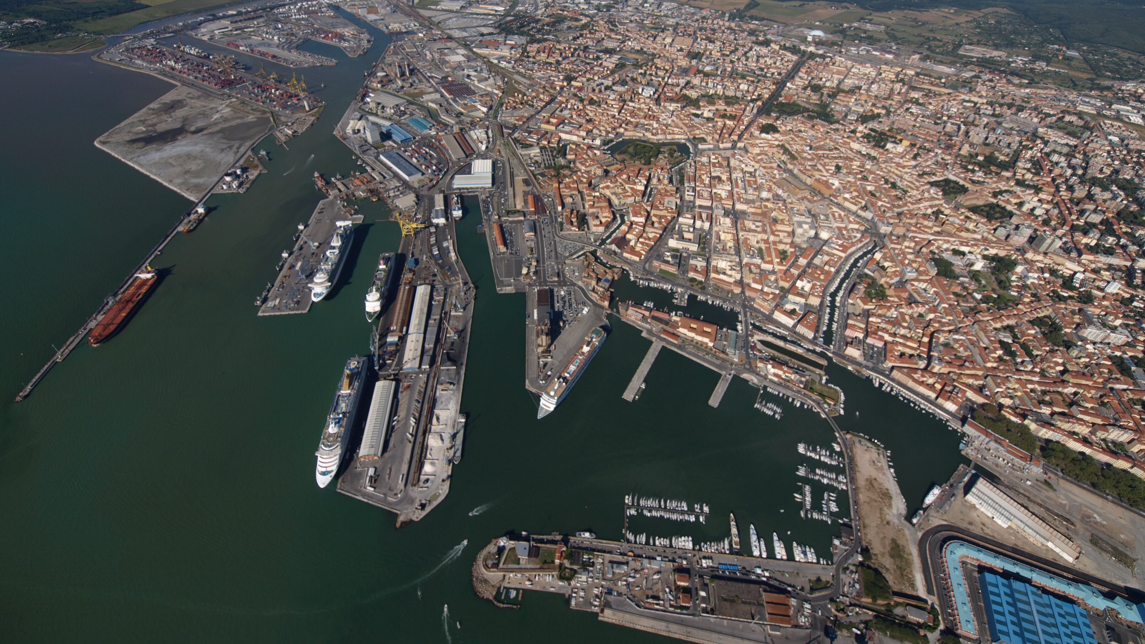 Il porto in un mare di guai. A Livorno azzerati i vertici