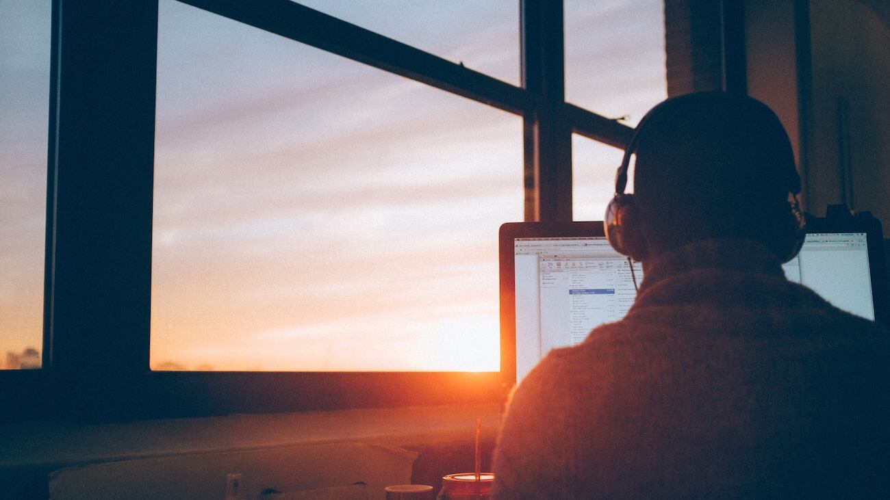Dipendente si fa male mentre è in smart working: il tribunale le riconosce il risarcimento