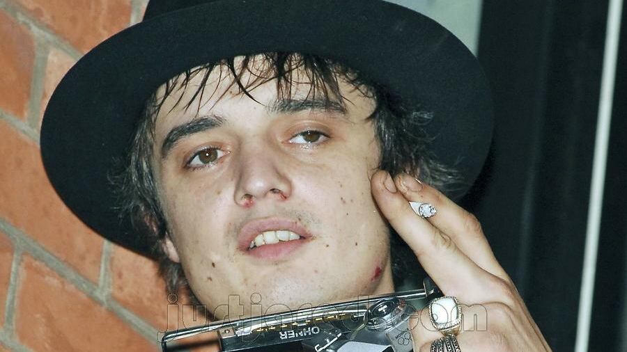 Il rocker Doherty ha dato buca a duemila giovani
