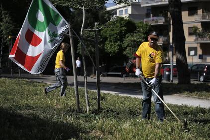 Rifiuti, i militanti dem puliscono le strade di Roma 20