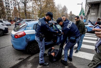 Ecologisti tirano vernice contro sede Rai  7