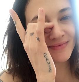 Asia Argento sexy in bikini a righe 11