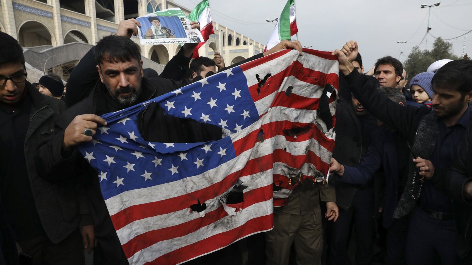 Soldati stranieri cacciati dall'Irak E l'Iran straccia l'intesa nucleare