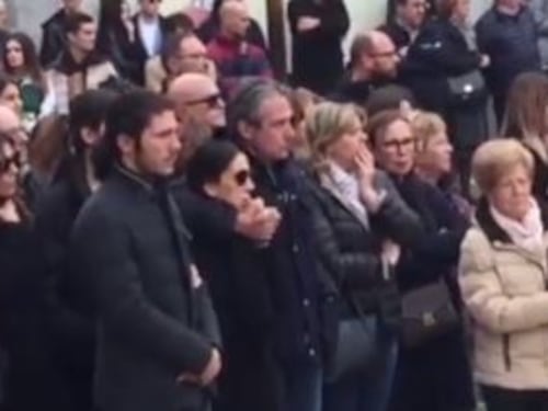 Incidente di Musile, Franco Antonello e il padre di Giulia si abbracciano ai funerali della ragazza