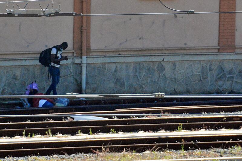 I migranti di accampano sui binari della ferrovia a Ventimiglia 1