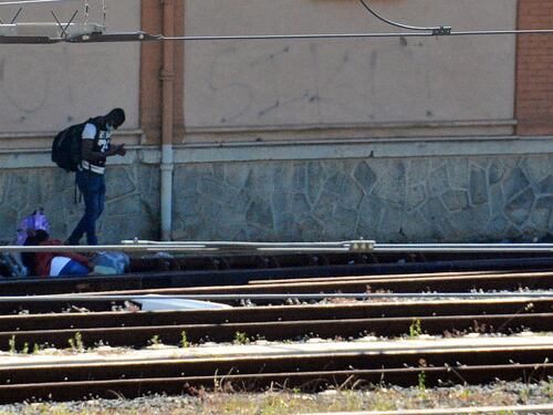 I migranti si accampano sui binari della ferrovia a Ventimiglia