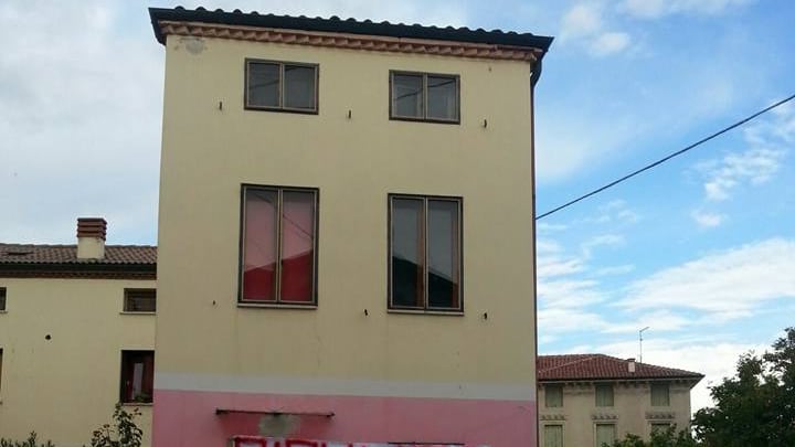 Immigrati le occuparono casa. E i cittadini riescono a "ripulirla"